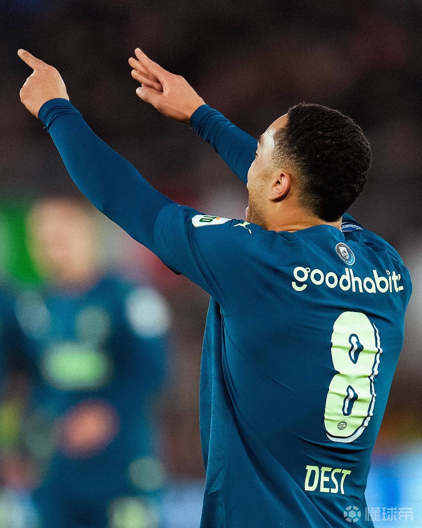 yy易游官方app埃因霍温发布备战花絮，关键时刻回应争议，荷甲任务艰巨，年轻球员得到机会(荷甲埃因霍温对海伦芬直播)